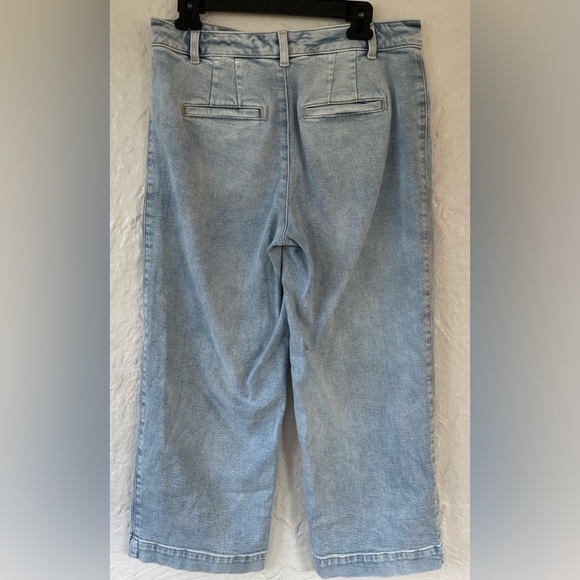 Talbots light wash stretchy cropped wide leg ankle jeans, front pockets; size 6 - Picture 6 of 8